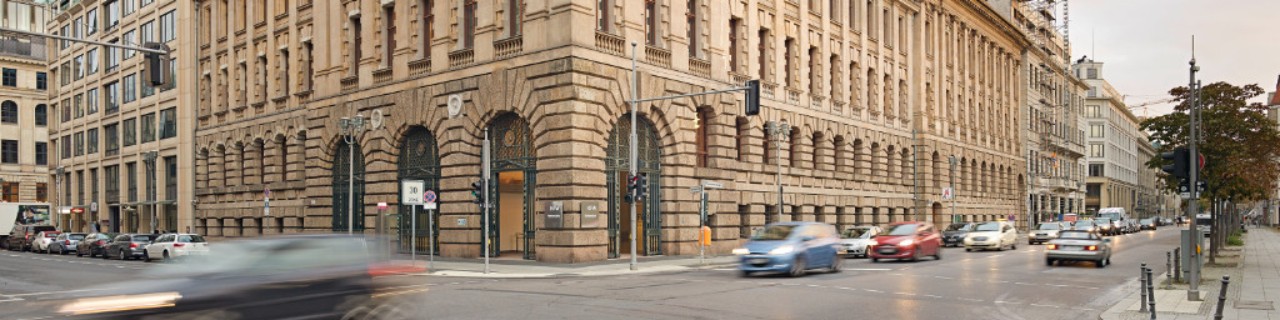 Der Berliner Standort der KfW Bankengruppe in der Charlottenstraße 33 von außen. 