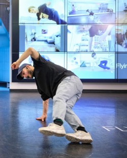 junger Mann tanzt Break Dance