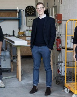 Geschaeftsführer steht in der Werkstatt
