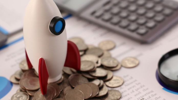 Rakete steht auf Geld, sinnbildlich für Start-up-Unternehmen