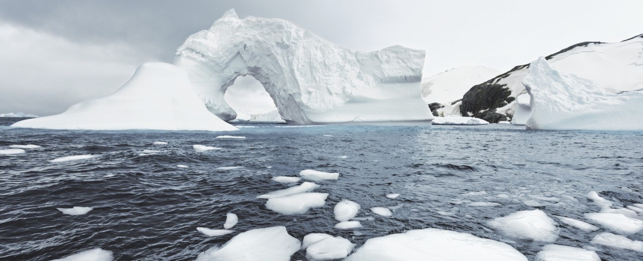 Eisschollen, die auf dem Meer treiben