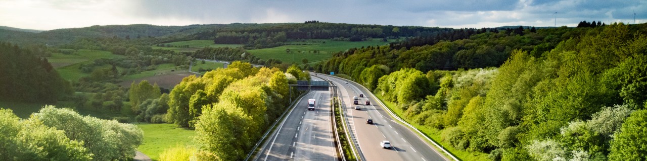 6-spurige Autobahn mit viel Verkehr