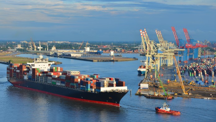 Ein Verladehafen mit Kränen