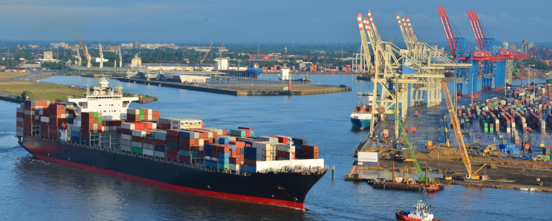 Ein Containerschiff im Hafen