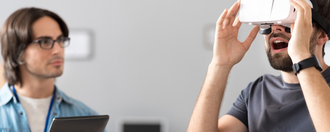 Gründer eines Start-ups mit VR-Brille und tablet