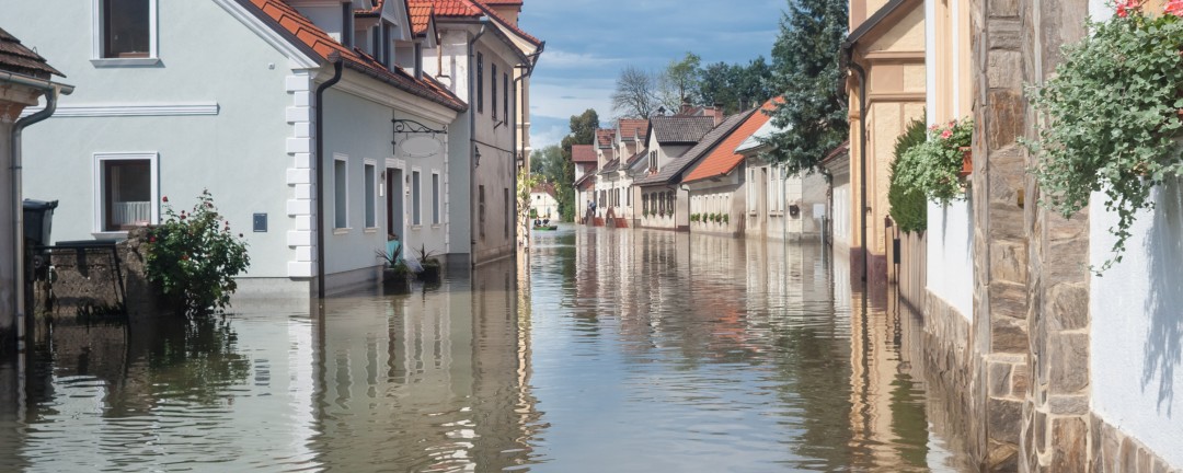 Eine überschwemmte Straße in einer Stadt