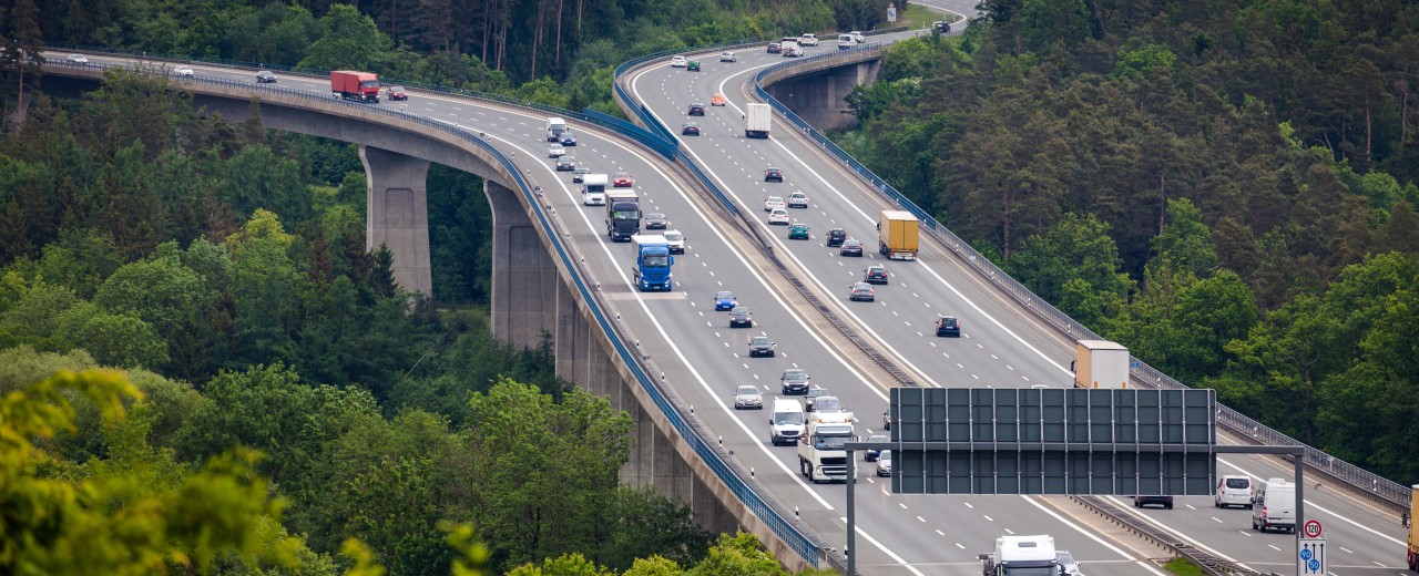 6-spurige Autobahn mit viel Verkehr