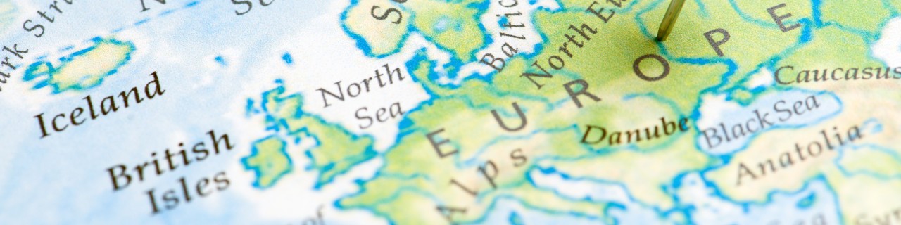 Landkarte Europas mit Nadel auf Deutschland