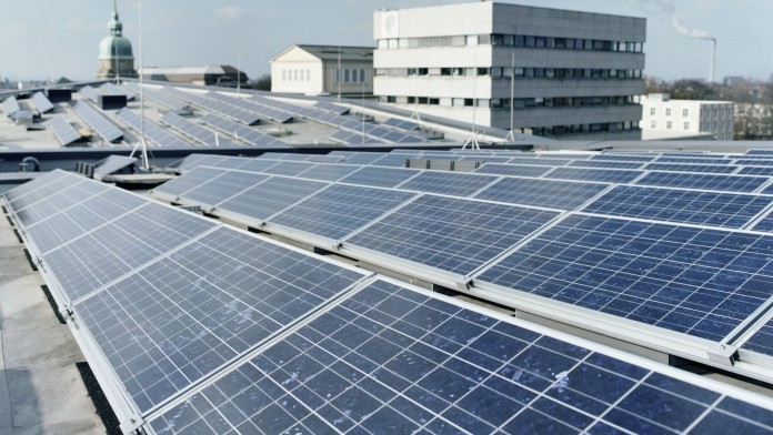 Solarzellen auf dem Dach eines öffentlichen Gebäudes