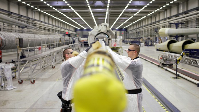 Mitarbeiter bei der Montage von Rotorblättern an einer Windkraftanlage