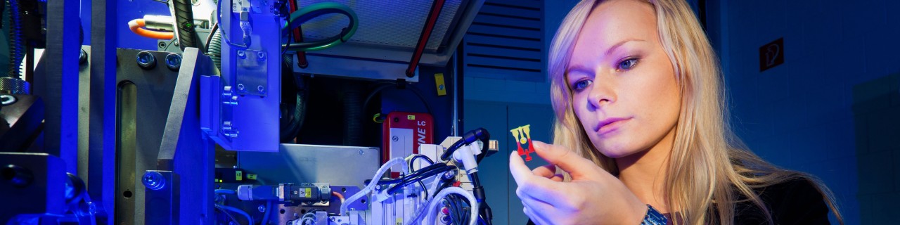 Mikropräzisionsbauteil wird präsentiert