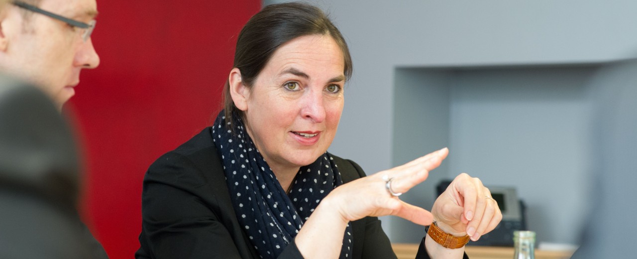 Chefin im Gespräch mit Mitarbeitern