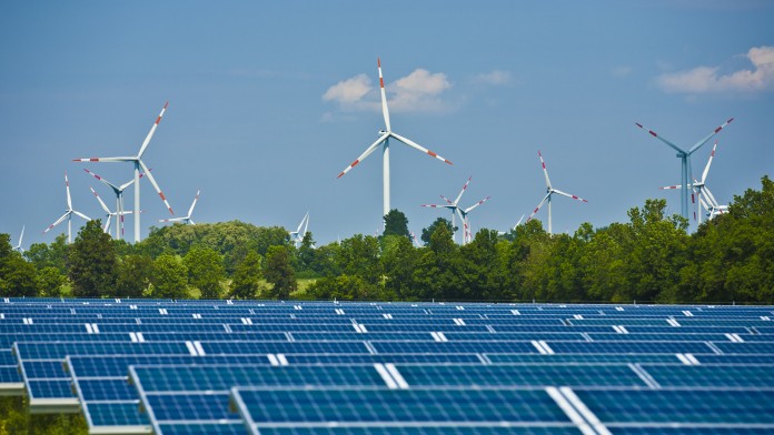 Ein Windpark und eine große Photovoltaik-Anlage