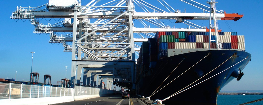 Ein Containerschiff liegt am Hafen