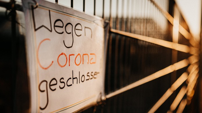 Geschlossen-Schild wegen Corona an Eingangstür