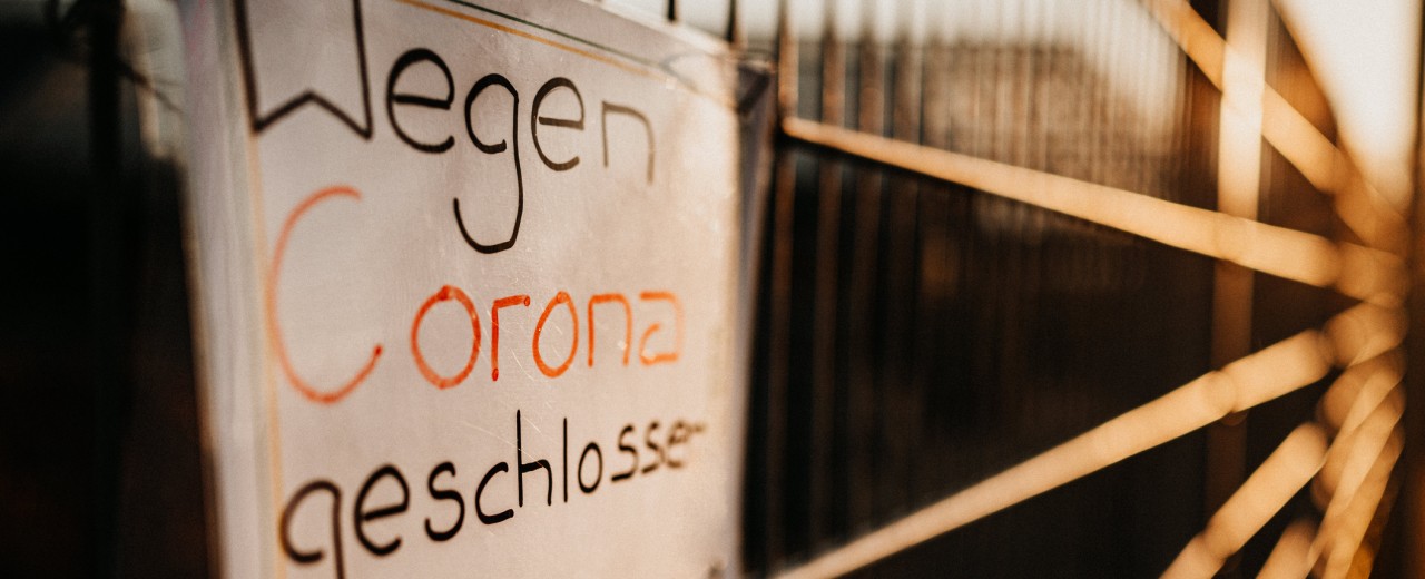 Geschlossen-Schild wegen Corona an Eingangstür