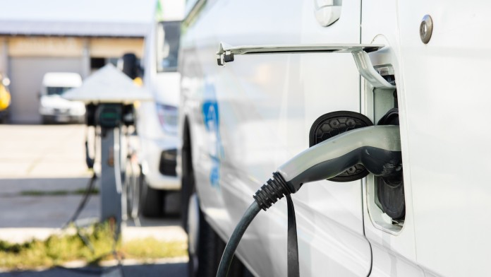 PKW wird elektrisch geladen