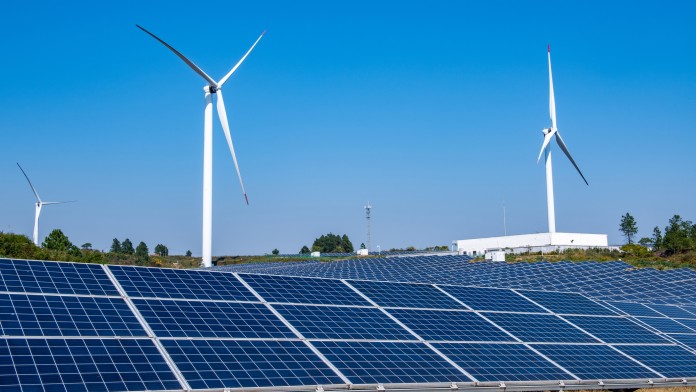 WIndparkanlage vor einer Photovoltaikanlage