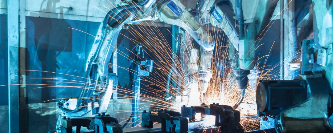 Ein Roboter schweißt Teile zusammen