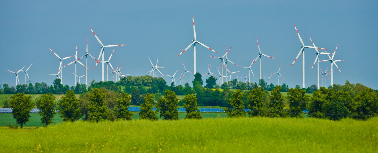 Viele Windräder auf der grünen Wiese