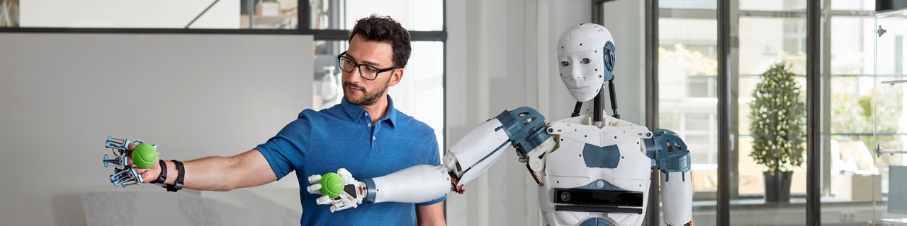 Roboter und Mensch