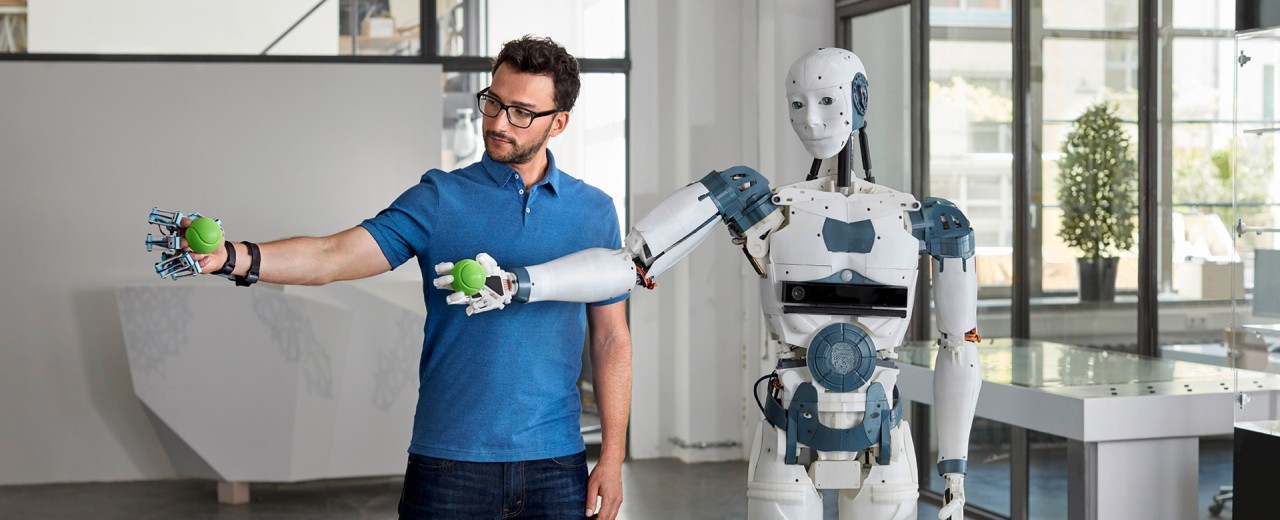 Roboter und Mensch