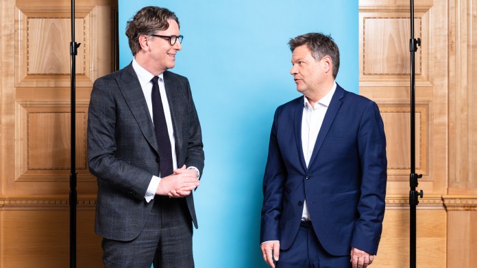 KfW-Vorstandsvorsitzender Stefan Wintels und Bundeswirtschaftsminister Robert Habeck im Gespräch