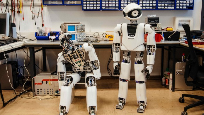 Zwei Forschungsroboter sind in einem Büro 