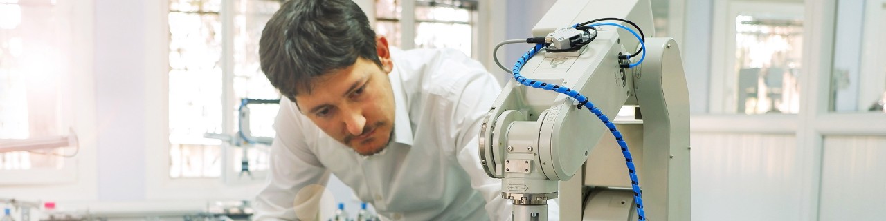 Zwei Roboter am Arbeitsplatz