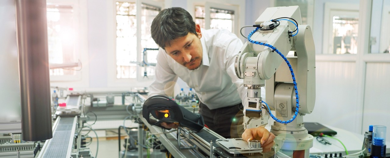 Zwei Roboter am Arbeitsplatz
