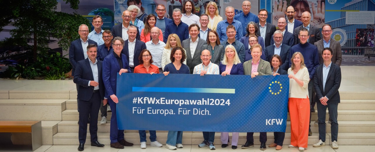 Führungskreis der KfW mit Europawahlaufrufsbanner