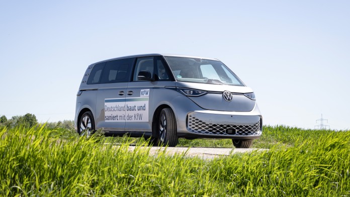 Ein VW Bus mit KfW Branding an einem Feldrand