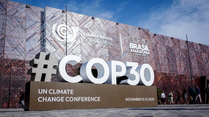 Ansicht des Haupteingang der COP30 in Belem Brasilien. Große weiße Buchstaben formen #COP30