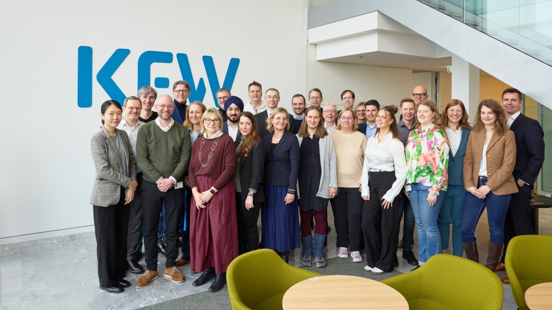 Gruppenfoto von 28 Mitarbeitenden zusammen mit dem Vorstandsvorsitzenden Stefan Wintels am Rande einer Veranstaltung zum politischen Ehrenamt