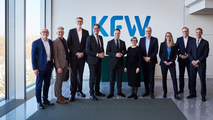 Gruppenfoto der Vorstände der teilnehmenden Unternehmen während des Signings der Charta der Demokratie