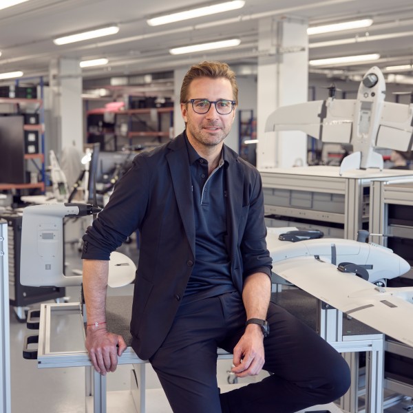Florian Seibel, Co-CEO von Quantum Systems in einer Produktionshalle für Drohnen