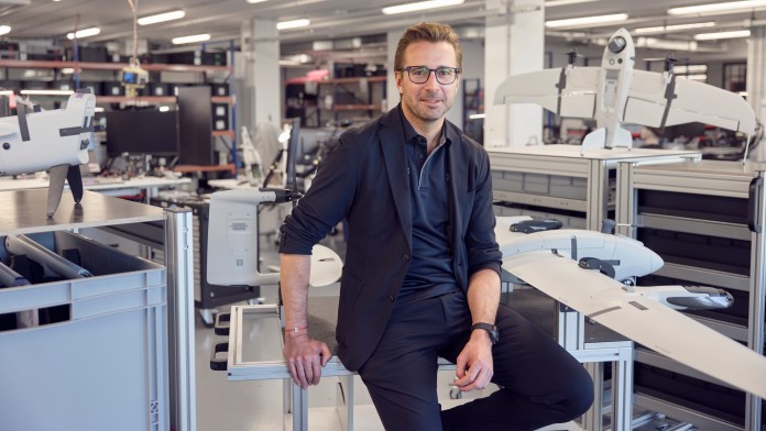 Florian Seibel, Co-CEO von Quantum Systems in einer Produktionshalle für Drohnen