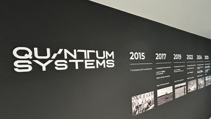 Wand mit der Chronologie der Firma Quantum Systems