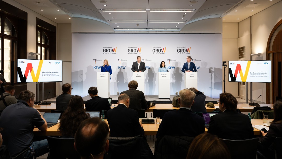 Lars Klingbeil, Katherina Reiche und Stefan Wintels (v.l.n.r) auf der Bühne während der Pressekonferenz des Deutschlandfonds