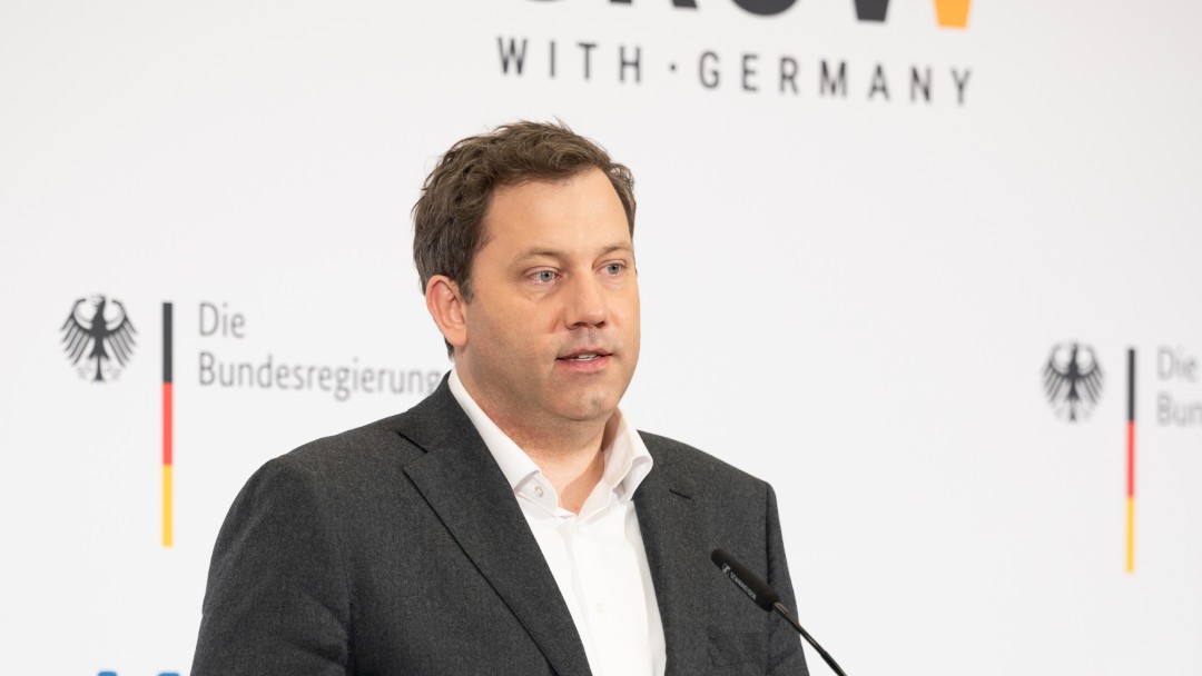 Lars Klingbeil während der Pressekonferenz des Deutschlandfonds