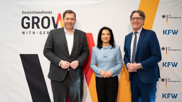 From left to right: Lars Klingbeil, Katherina Reiche and Stefan Wintels on the sidelines of the press conference on the Germany Fund at KfW's Berlin branch.