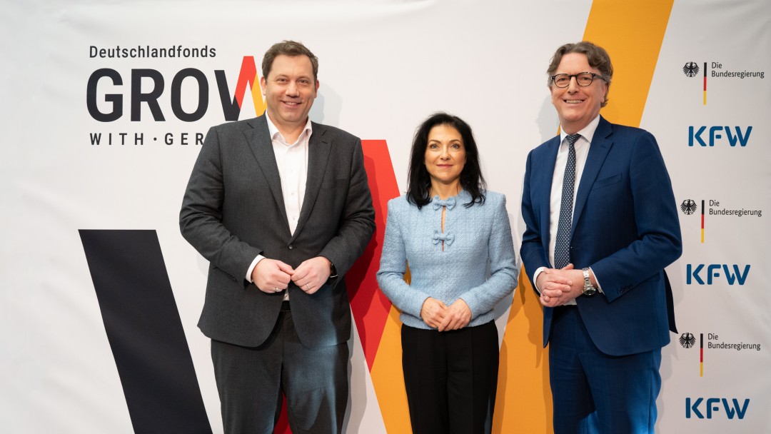 v.l.n.r.: Lars Klingbeil, Katherina Reiche und Stefan Wintels am Rande der Pressekonferenz zum Deutschlandfonds in der Berliner Niederlassung der KfW