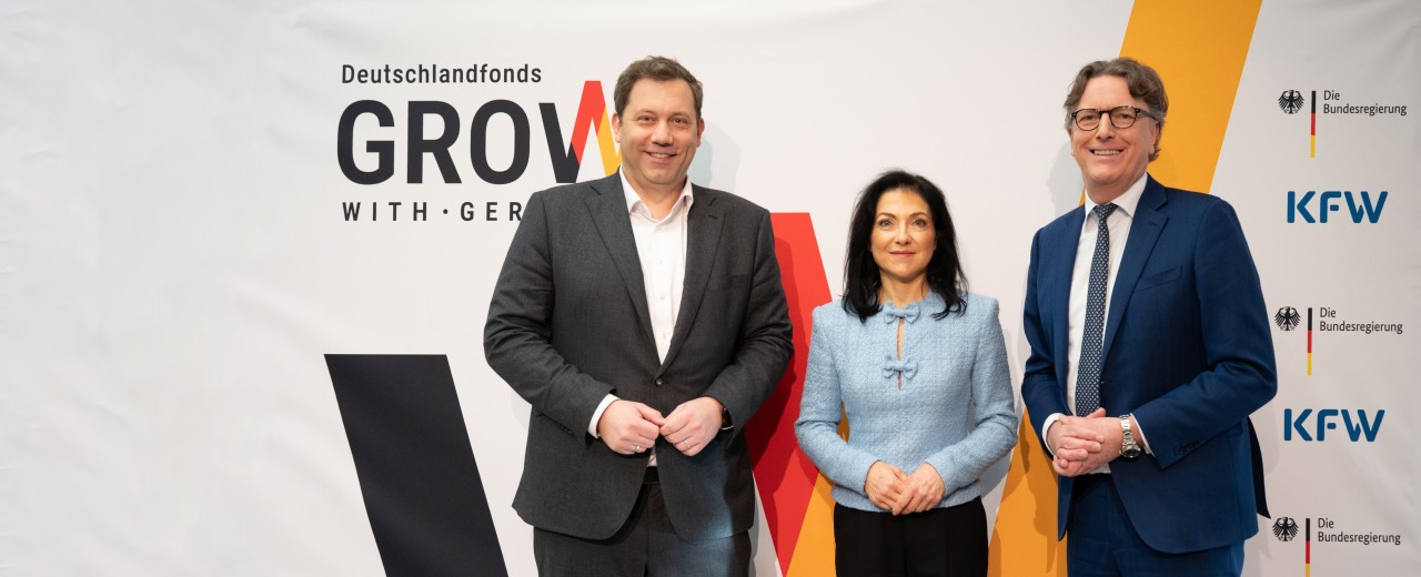 From left to right: Lars Klingbeil, Katherina Reiche and Stefan Wintels on the sidelines of the press conference on the Germany Fund at KfW's Berlin branch.