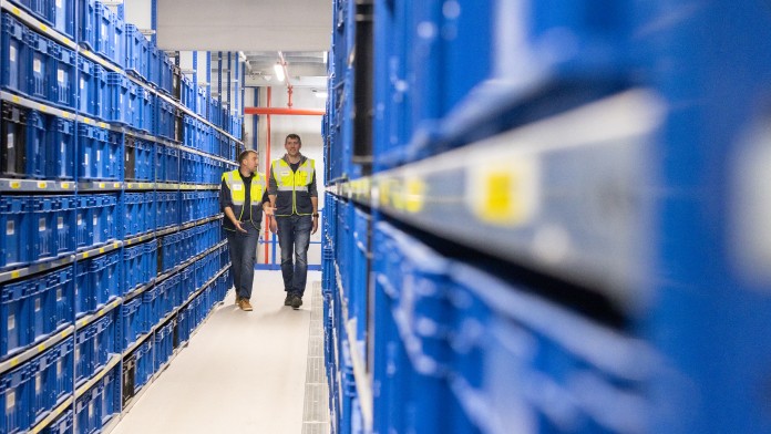 Thomas Lechl und ein Mitarbeiter im Logistikzentrum von Bergzeit 