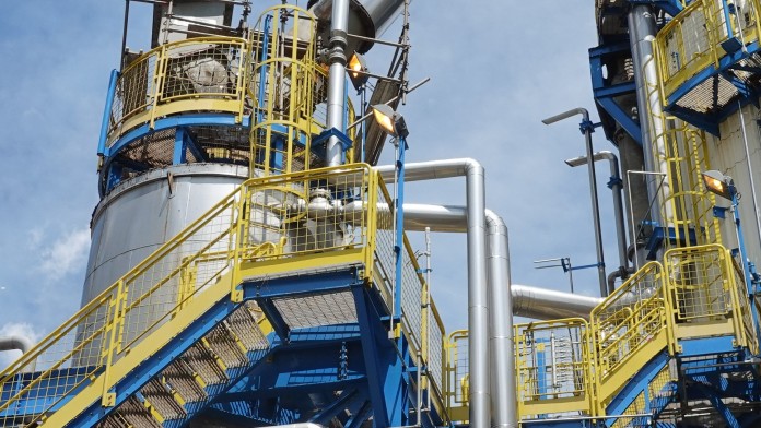 Aufstieg zu einem Kessel oder Boiler innerhalb der Produktionsstätte von Klingele Paper & Packaging Group in Brasilien, Nova Campina