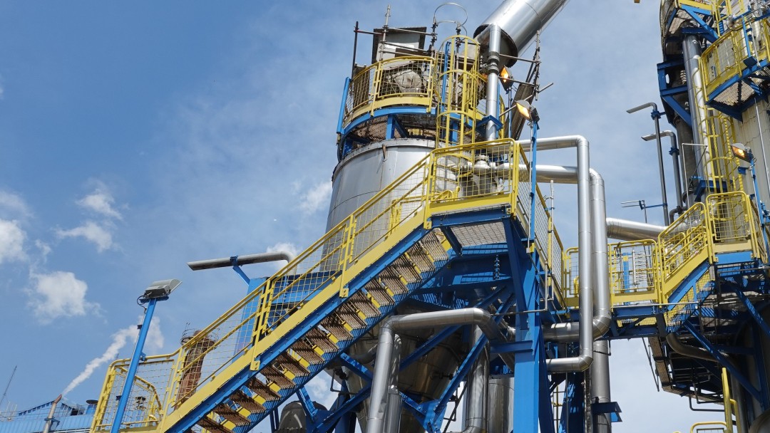 Aufstieg zu einem Kessel oder Boiler innerhalb der Produktionsstätte von Klingele Paper & Packaging Group in Brasilien, Nova Campina