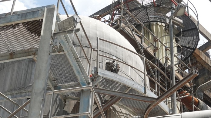 Turm mit Kessel oder Boiler auf der Produktionsstätte von Klingele Paper & Packaging Group in Brasilien, Nova Campina