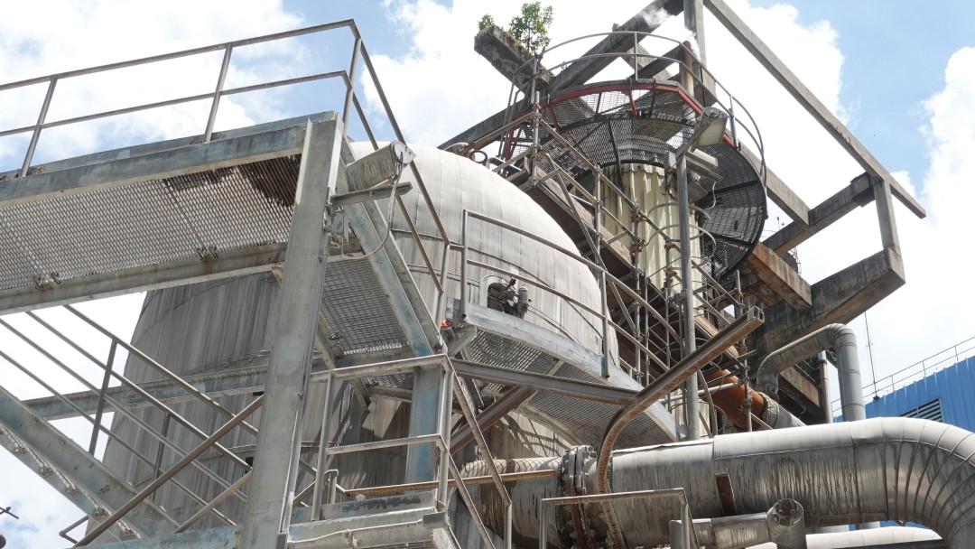 Turm mit Kessel oder Boiler auf der Produktionsstätte von Klingele Paper & Packaging Group in Brasilien, Nova Campina