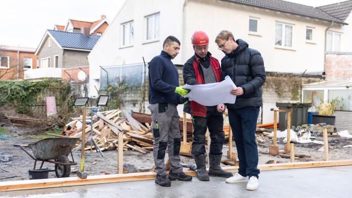 Sören Hüppe vor der Baustelle des Hotel Insellust