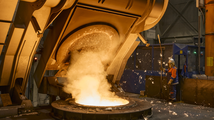 Moderner Tiegelofen, der mit Hilfe von Strom betrieben wird und eine präzise Temperaturregelung ermöglicht